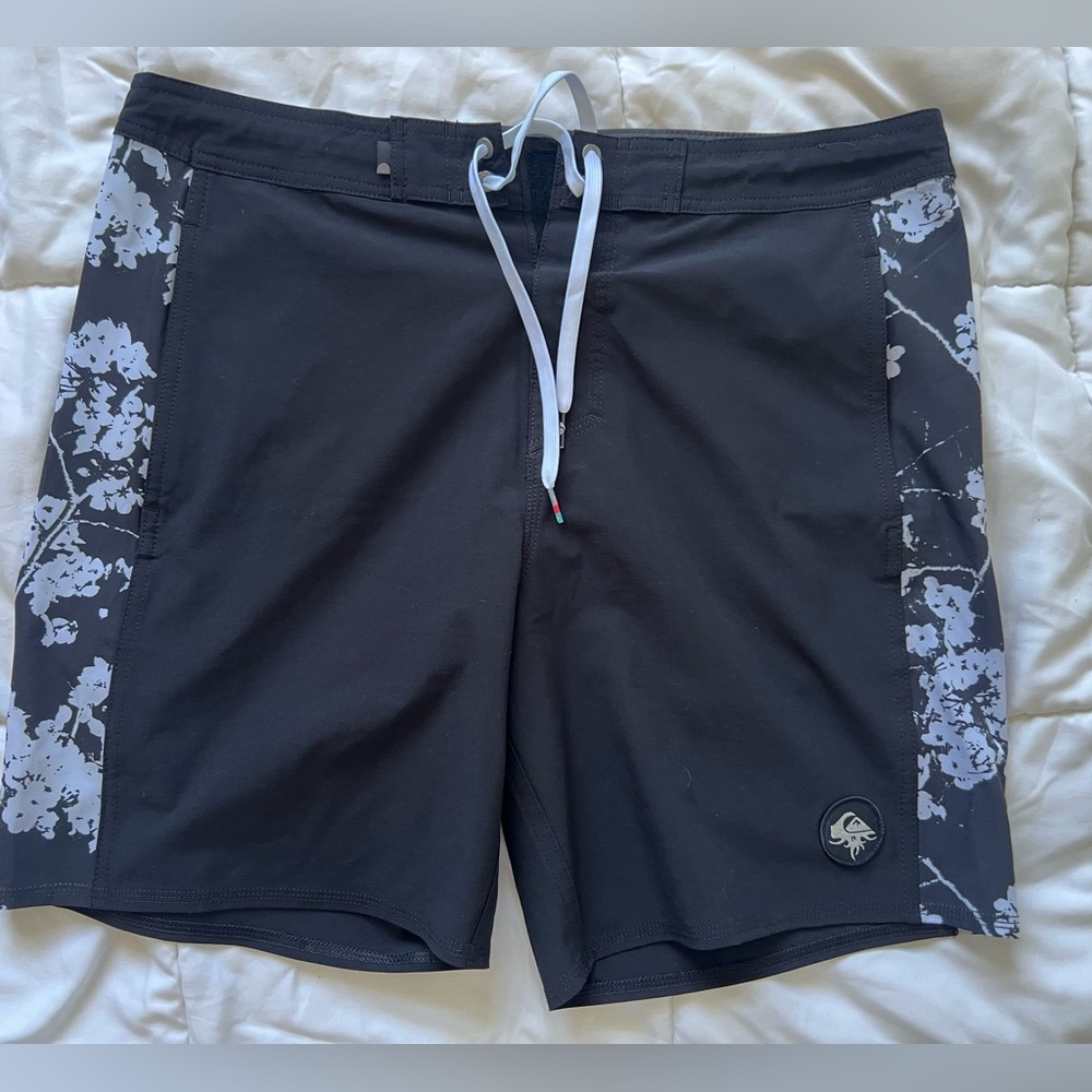 Quiksilver Men’s Boardshorts Size 34
